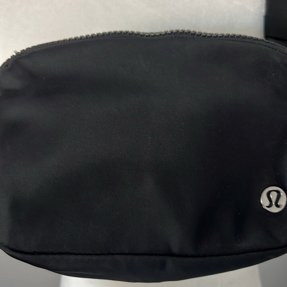 LULULEMON black everywhere belt bag 1L - Picture 4 of 9